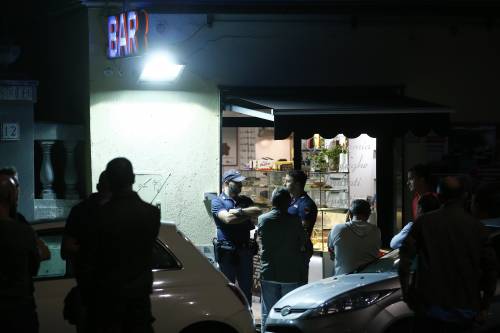 Roma, stranieri molestano la barista e aggrediscono il padre
