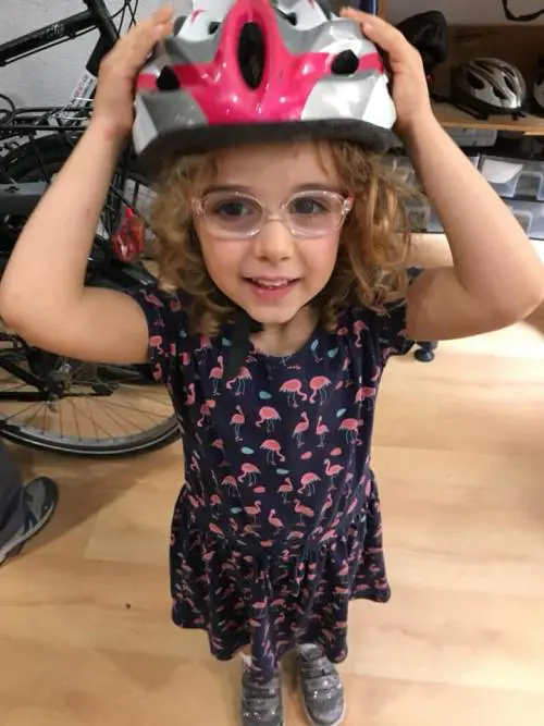 Il dolore della mamma di Vittoria: "Mia figlia quasi cieca a 5 anni Stiamo cercando cure specifiche"