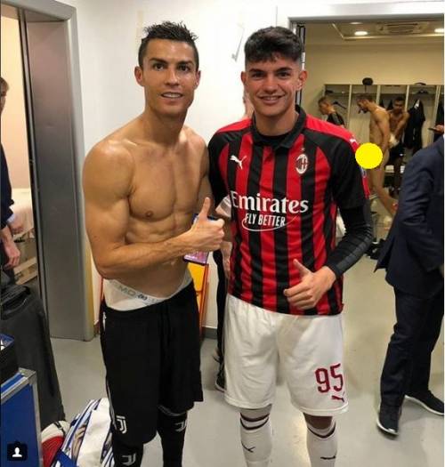 Foto in spogliatoio con Cristiano Ronaldo. E dietro spunta Giorgio Chiellini tutto nudo