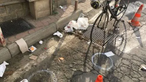 Tombino "uccide" ciclista: il Comune risarcisce la figlia con 140mila euro