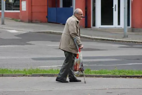 Giappone, abbandona il padre malato di Alzheimer in autogrill