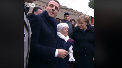 La vecchina centenaria fa ridere la Merkel: "Lei è la moglie di Macron?