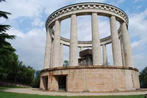 Il monumento all'eroe italiano verrà custodito dagli immigrati