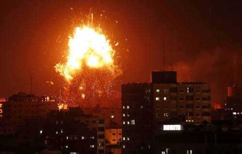 Venti di guerra a Gaza: lanci di razzi e molti raid. Distrutta sede tv Hamas