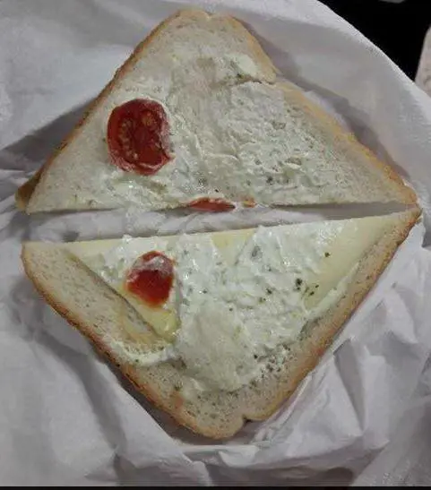 Tramezzini gelati a pasto: scuole di Milano risarcite con 65mila euro di libri
