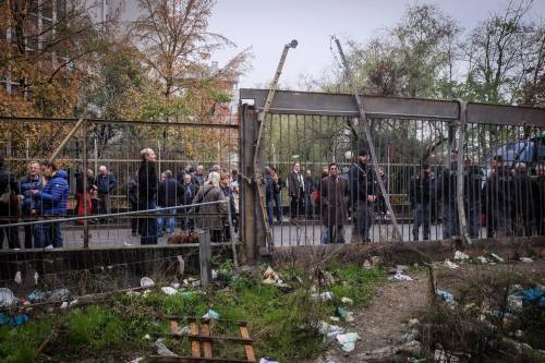 Rom e camper tornano dopo il presidio: allontanati con un blitz