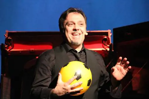 Arriva "Mi piace" di Gabriele Cirilli e il telefonino diventa una gag