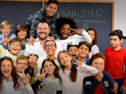 "Salvini usa bimbi come il Duce". Ma il Pd scorda i cori per Renzi