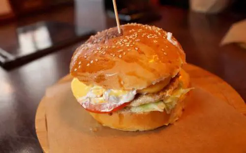 Anziani mangiano al fast food da 23 anni: salute al top