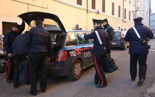 Clandestini in fuga aggrediscono carabinieri: calci e pugni all'alt