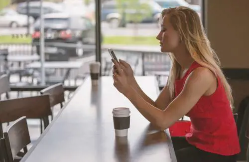 Lo studio: usare i social può aumentare depressione e solitudine