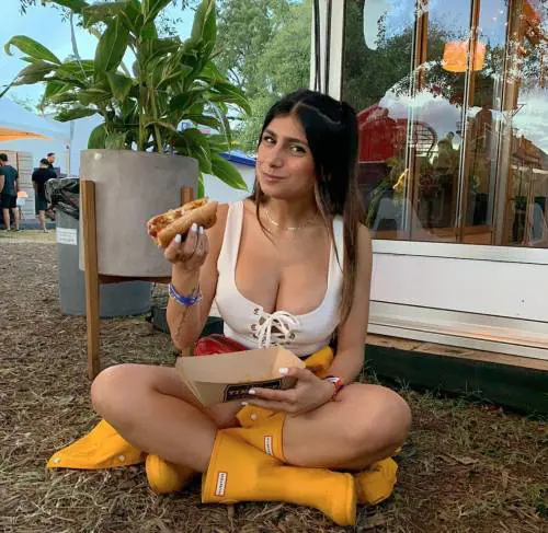 Mia Khalifa sta con Hamas: Playboy licenzia l'ex attrice hard