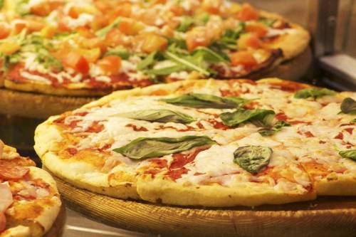 Il 52% degli italiani preferisce mangiare la pizza a pranzo