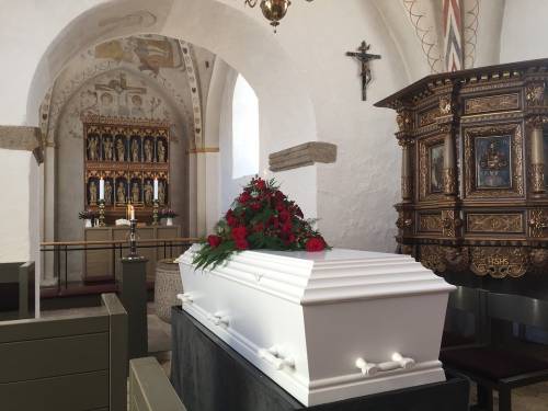 Il funerale è un disastro: parente cade sulla bara rompendola