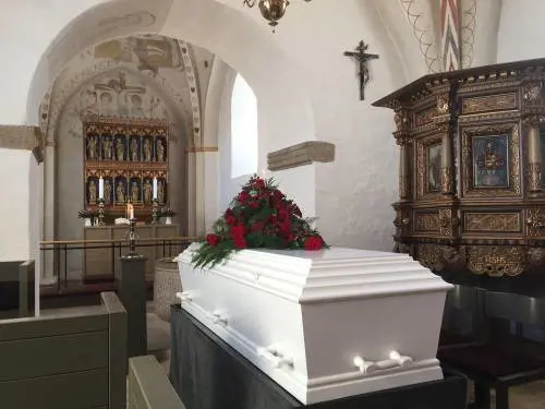 Il senso della famiglia in tre bare vicine