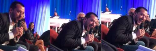 Show da Costanzo: Salvini canta Albachiara. E il pubblico applaude