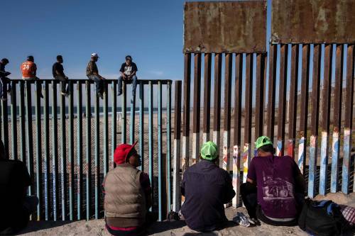 Il primo gruppo di migranti della "carovana" arriva al confine con gli Usa