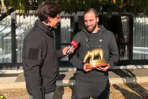 Higuain si becca un Tapiro: "L'ultima volta mi ha portato bene"