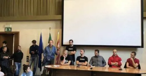 Padova, sala comunale ai centri sociali. La Lega sbugiarda il sindaco 