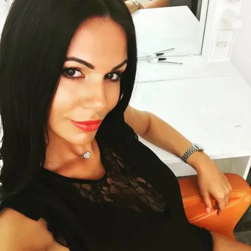 Erjona Sulejmani in topless a Fuerteventura: l'ex di Dzemaili è da urlo