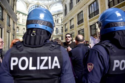 Antagonisti contestano Salvini, tensioni e scontro con polizia