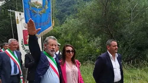 Sindaco fa il saluto romano durante la processione