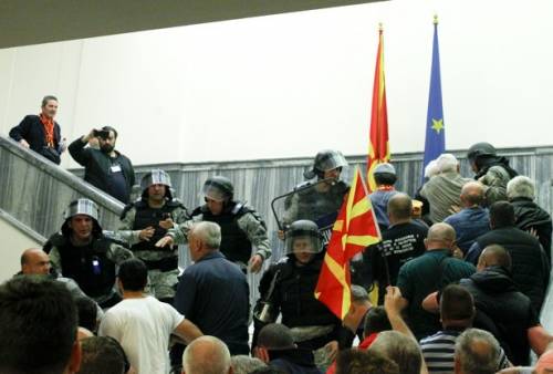 Fugge in Ungheria l'ex premier macedone condannato per corruzione