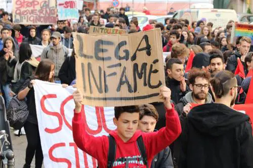 Roghi e manichini impiccati. I soliti studenti contro Matteo