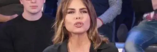 Buche di Roma: Paola Perego inciampa e cade, lo sfogo