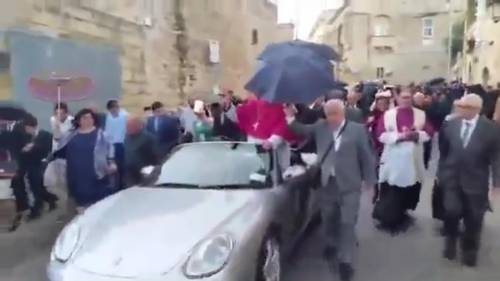 Malta, neo arcivescovo sfila su Porsche trainata da bambini