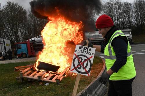 Gilet gialli, protesta continua. Il governo: "La tassa rimane"
