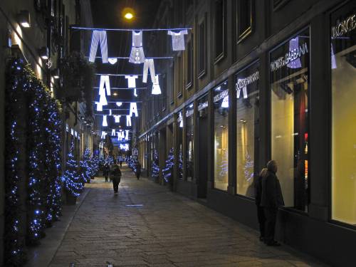 Colpo in via della Spiga: 300mila euro di capi portati via in 90 secondi