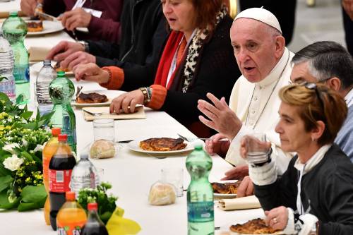 Il Papa pranza coi poveri: "Il vostro dolore sovrastato dal frastuono dei ricchi" 