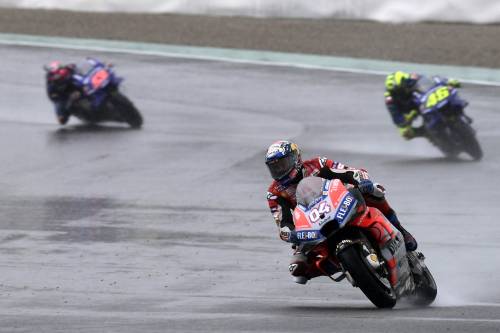 MotoGp Valencia, Rossi cade: sotto la pioggia vince Dovizioso