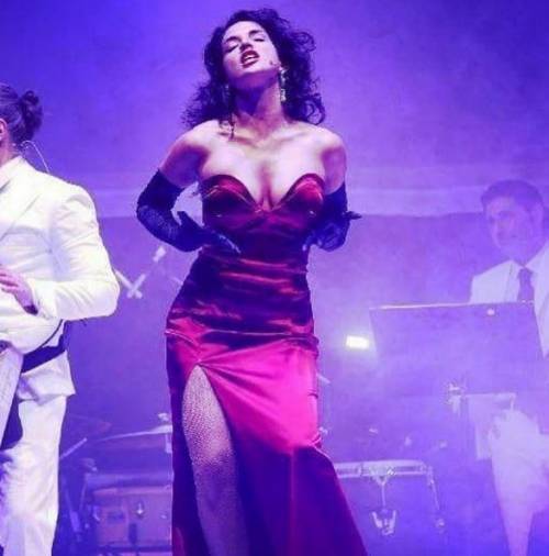 La performer di burlesque Claudia Letizia è stata oggetto delle attenzioni di un maniaco