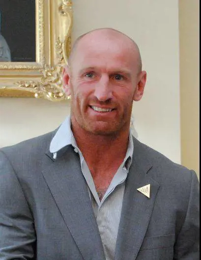 Rugby, Gareth Thomas aggredito a Cardiff: "Picchiato perché omosessuale"