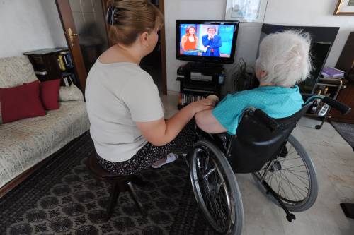 "Ha costretto l'anziano a vedere casa..": Spunta un'altra vittima della badante romena