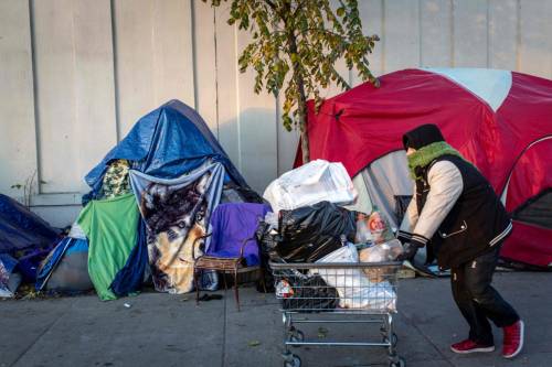 Metanfetamine, alcool e vuoto. La vita degli ultimi di Skid Row