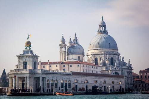 Venezia, fa pipì contro la Basilica della Madonna della Salute, multa da 3mila euro