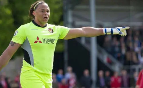 Calcio inglese, Ashmore come Cantona: scavalca la barriera e fa rissa con i tifosi