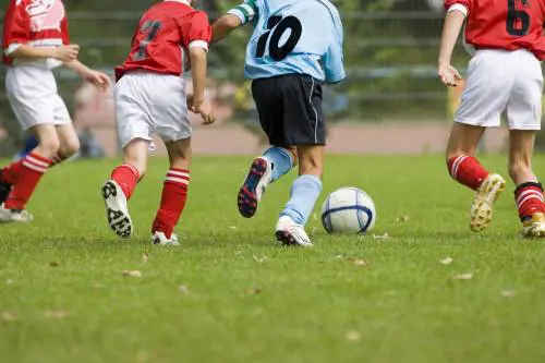 Ore su campi improbabili nel nome dei figli. Tra chi non vede l'ora di scappare e chi fa l'ultrà