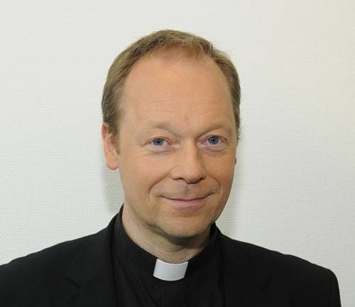 Il Vaticano conferma un rettore gesuita che benedice le unioni gay
