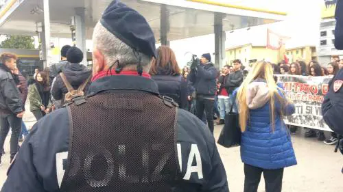 Di Maio contestato da studenti e lavoratori a Pomigliano