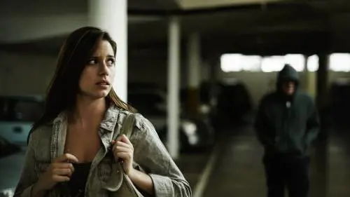 Straniero ubriaco molesta le donne per strada