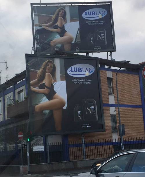 Una donna in body sulla pubblicità dell'olio. Polemica a Milano: "È sessismo"