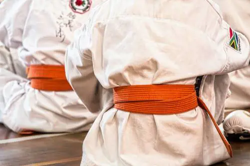 A scuola viene perseguitato dai compagni e chiede un coltello