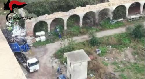 Spuntano i rifiuti abbandonati. L'ipotesi del reato ambientale