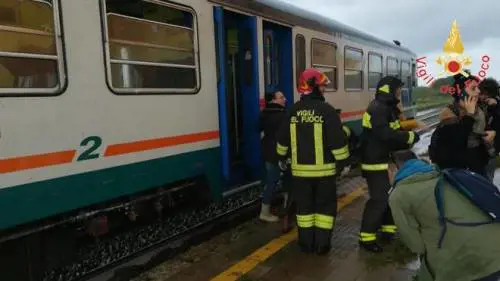 Crotone, tromba d'aria travolge un treno