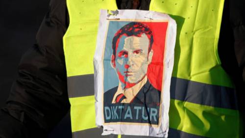 Francia, gilet giallo minaccia:  "Ho una bomba, Macron ci riceva"