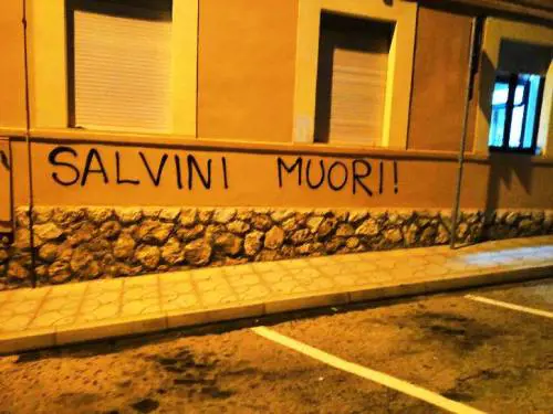 Scritte e volantini  contro Salvini i a Cagliari